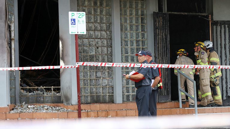Hasičské posádky a policie na místě ohně v synagoze Adass Izraele v Melbourne. Pic: con chronis/aap přes AP
