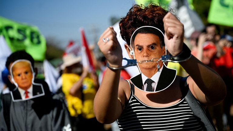 Demonstrátor nosí Bolsonaro masku během protestu proti tarifům Donalda Trumpa na brazilské produkty 1. srpna. Soubor Pic: Reuters