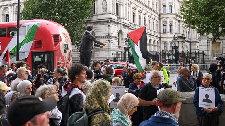 Novináři se shromáždili mimo Downing Street pro vigilii. Pic: Reuters