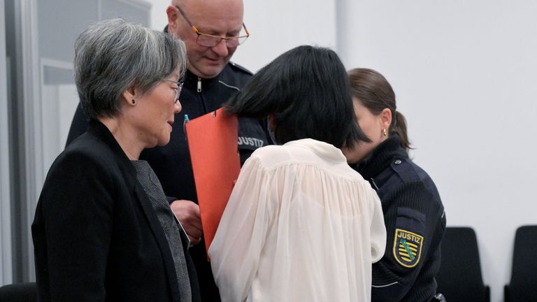 Žalovaný Jaqi X. dorazí do soudní síně na vysoce postavenou špionážní soud v Drážďanech.  Pic: Reuters