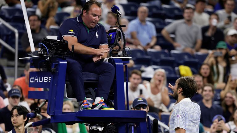 Daniil Medveděv reaguje na předsedového rozhodčího, Greg Allensworth. Pic: Ap