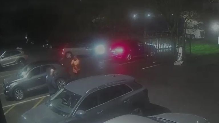 CCTV ukazuje okamžik předtím, než Scott, odešel, byl zastřelen. Pic: Lancashire Police