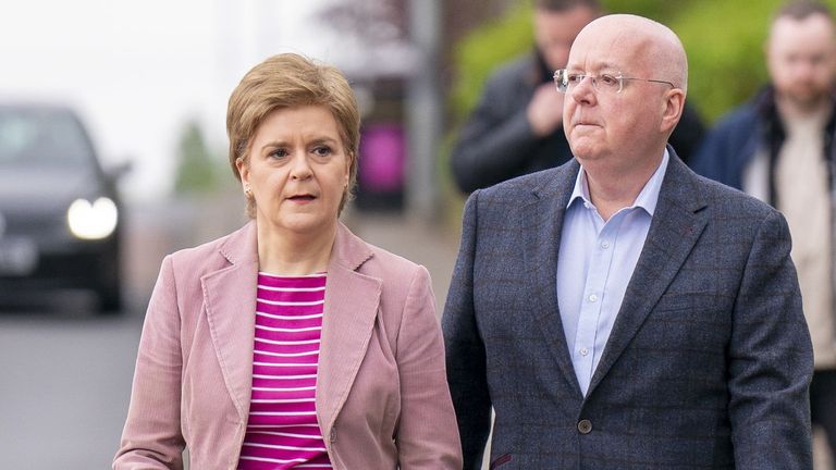 Nicola Sturgeon s odcizeným manželem Peterem Murrellem. Pic: Pa