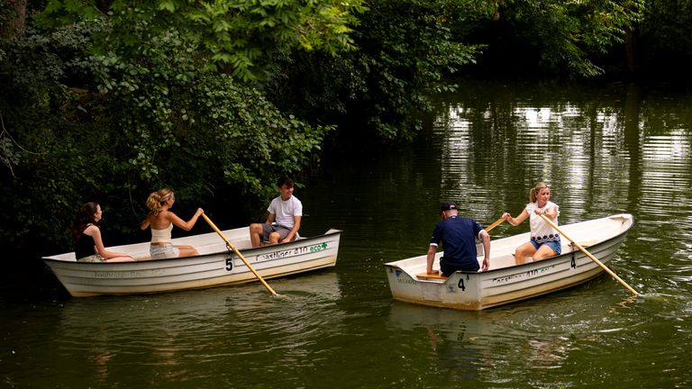 Ve středu lidé platí na řece Medway v Tonbridge v Kentu. Pic: Pa