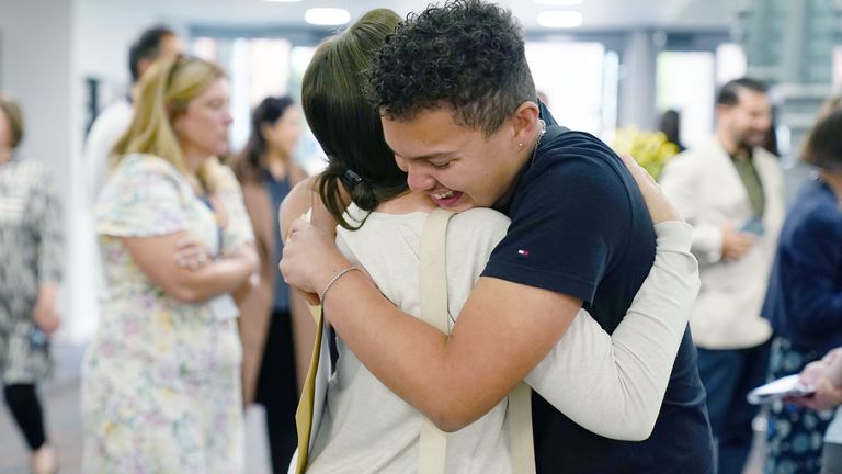 Marcus Guthage na Solihull School dostává výsledky GCSE. Pic: Pa