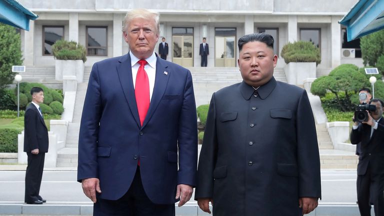 Trump a Kim v demilitarizované zóně v červnu 2019. Obrázek: Reuters