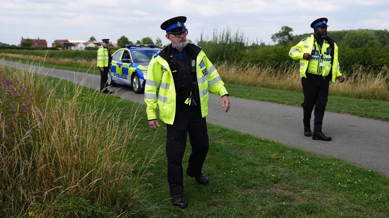 Policisté na místě činu ve Stathern v Leicestershire poté, co byl 76letý muž zatčen pro podezření z podávání jedu v letním táboře, který vedl k tomu, že osm dětí bylo převezeno do nemocnice. V nedaleké vesnické hale bylo zřízeno třídění a osm dětí bylo odvezeno do nemocnice jako preventivní opatření a od té doby bylo propuštěno, uvedla policie Leicestershire. Muž byl zatčen na místě činu a zůstává ve vazbě, kde je držen pro podezření z podávání jedu/škodlivé věci s úmyslem zranit/agrovat/obtěžovat. Datum obrázku: Čtvrtek 31. července 2025. Foto kredit by si měl přečíst: Jacob King/PA Wire 
