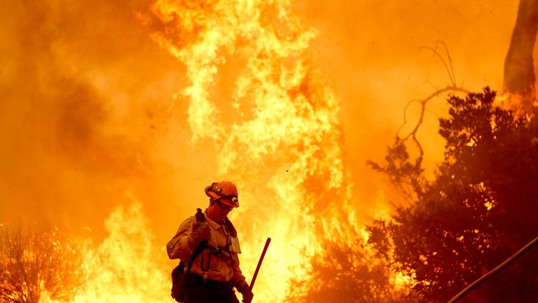 Hasič v Hasley Canyon. Pic: Ap