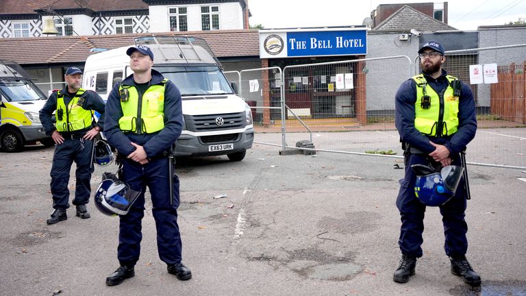 Policie mimo hotel Bell v Eppingu, Essex. Pic: Pa