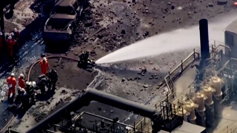 Hasiči stříkají vodu na místo exploze. PIC: ABC Affiliate WTAE/Reuters