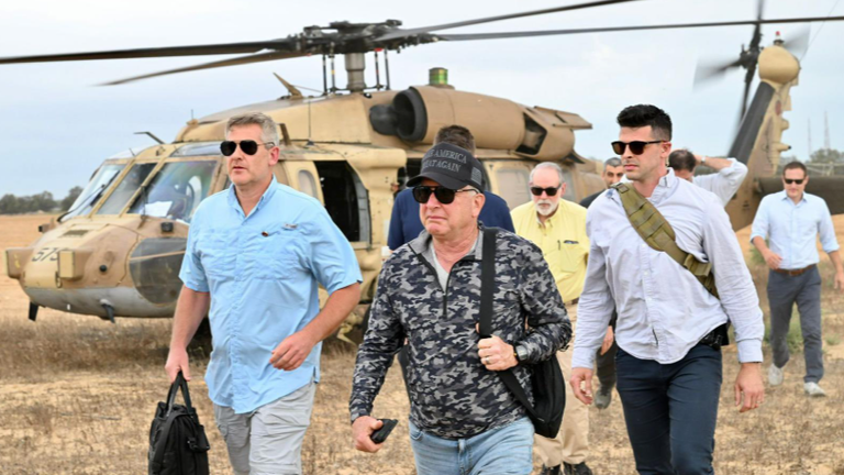 Americký speciální vyslanec Steve Witkoff (střed) navštěvující Gazu.  Pic: X/Usambisrael