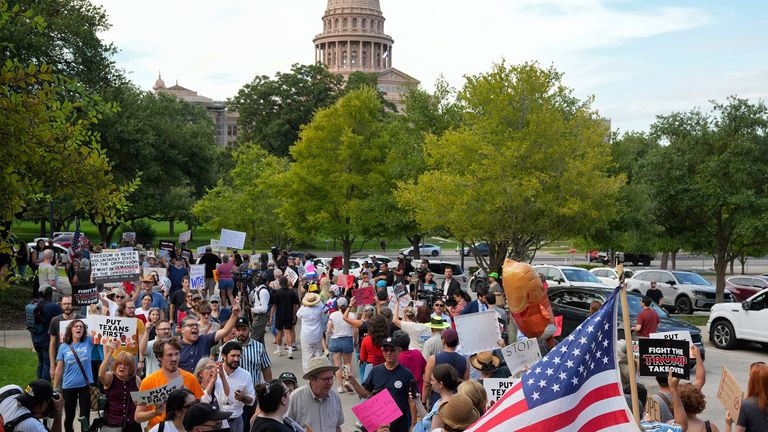 Lidé protestují proti republikánskému plánu kongresového redistribuce v panském sídle guvernéra v Austinu, Texasu. Pic: Ap