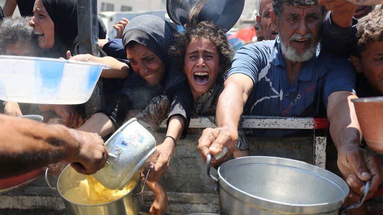 Palestinci čekají na přijetí jídla z charitativní kuchyně, uprostřed hladové krize, v Gaza City, 2. srpna 2025. Reuters/Mahmúd Issa