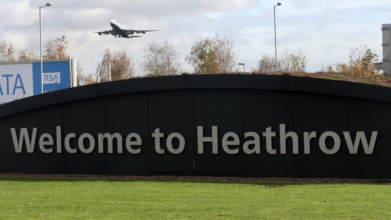 SOUBOR POTO DOBROVÁNÍ 29/10/12 letadla vzlétaného z letiště Heathrow. Heathrow zvýšil počet cestujících, které očekává, že letos cestuje na letišti na 82,8 milionu, což je o 1,4 milionu více, než bylo předpovídalo v prosinci 2023. Datum: úterý 23. dubna 2024.