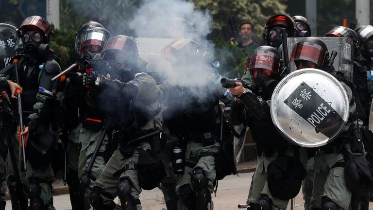 Policejní policie Riot Fire k protestujícím proti vládě během demonstrace v okrese Admirality, Hongkong, Čína, 29. září 2019. Reuters/Jorge Silva