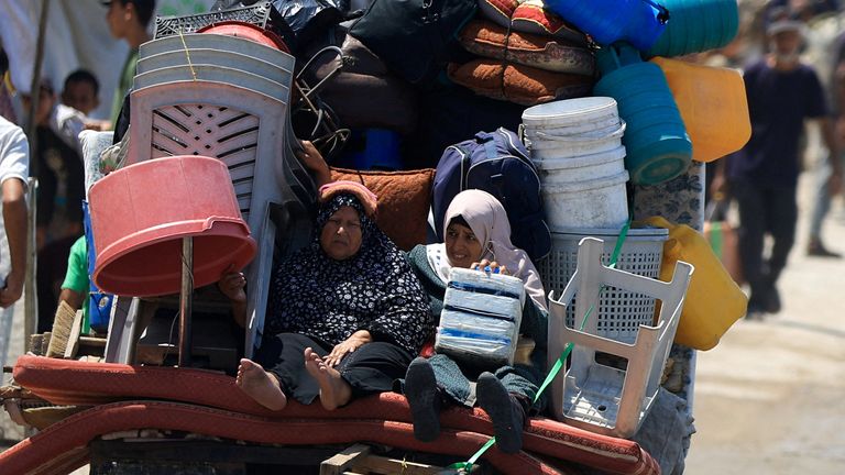 Vysídlení Palestinci uprchli ze severní Gazy. Pic: Reuters