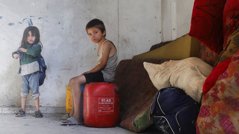Děti vypadají, protože Palestinci odstraňují své věci z domu poškozeného izraelskou stávkou ve městě Gazy. Pic; Reuters