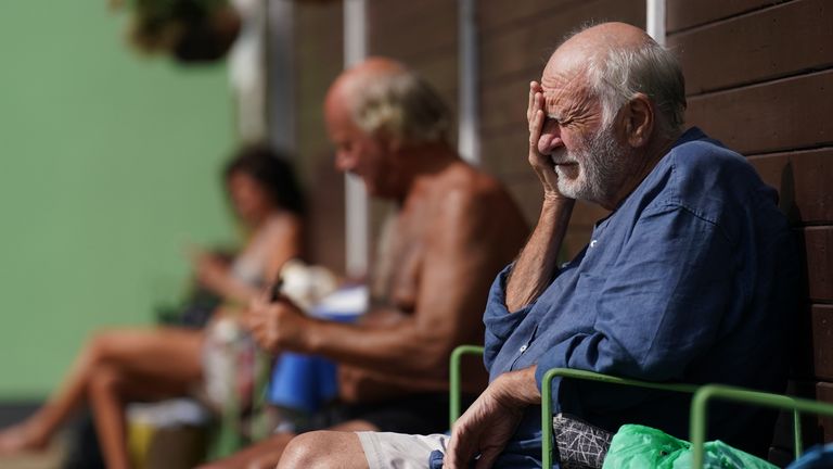 Lidé, kteří si užívají počasí v Jesus Green Lido v Cambridge