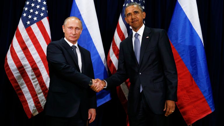 Pan Obama a pan Putin potřásají ruce na OSN v New Yorku v roce 2015. Obrázek: Reuters