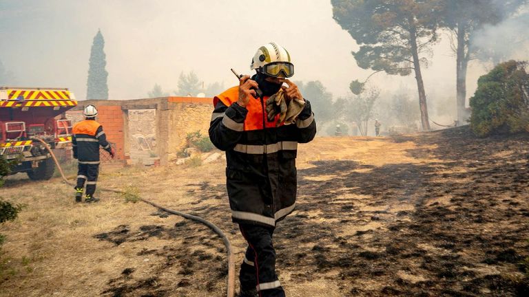 Hasiči pracující poblíž vesnice Saint-Laurent-de-La-Cabrerisse. Pic: Securite Civile/Reuters