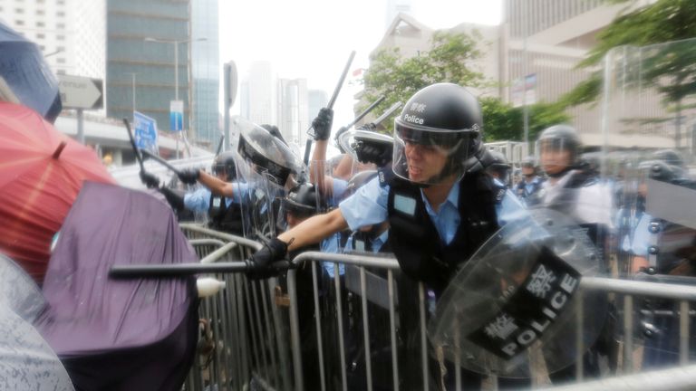 Protestující střet s policií Riot v roce 2019. Obrázek: Reuters