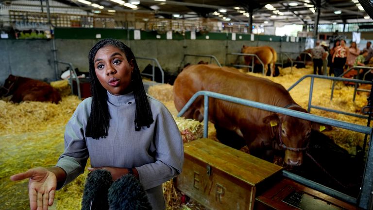 Vůdce konzervativní strany Kemi Badenoch hovořil s členy médií během návštěvy The Royal Welsh Show.  Pic: Pa