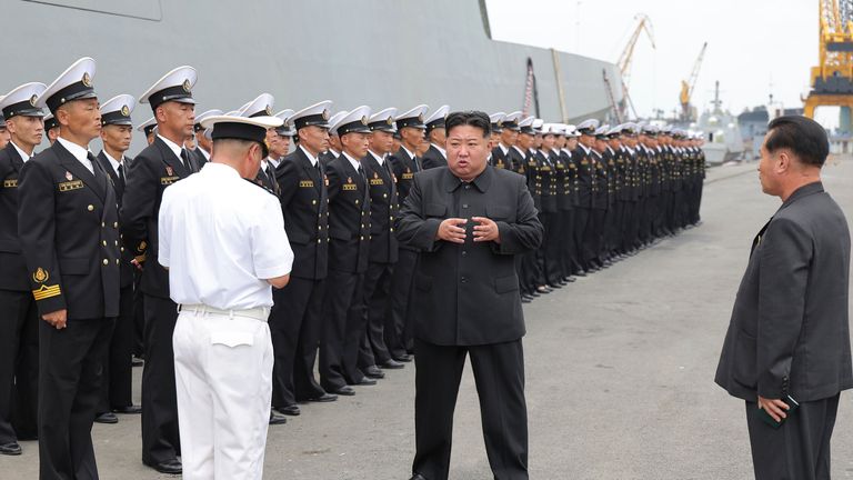 Loď je jedním ze tří nových torpédoborců. Pic: KCNA/AP