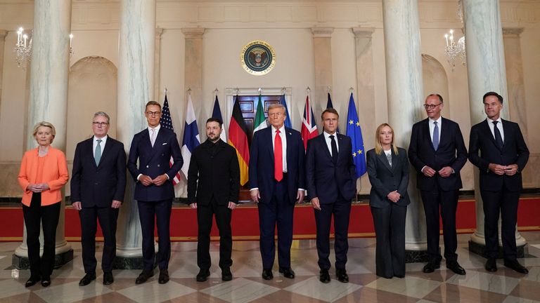 Donald Trump a evropští vůdci na „rodinné fotografii“. Pic: Reuters/Alexander Drago
