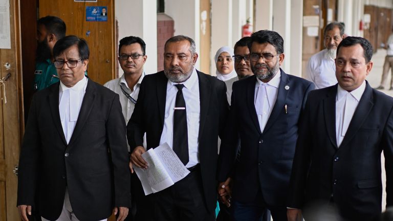 Bangladéšské státní zástupci u soudu pro případ Tulip Siddiq. Pic: Ap