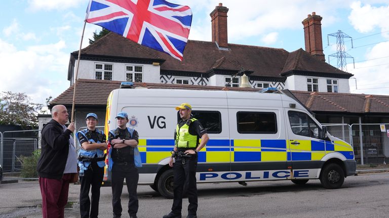 Policisté a protestující mimo hotel Bell, Epping. Pic: Pa