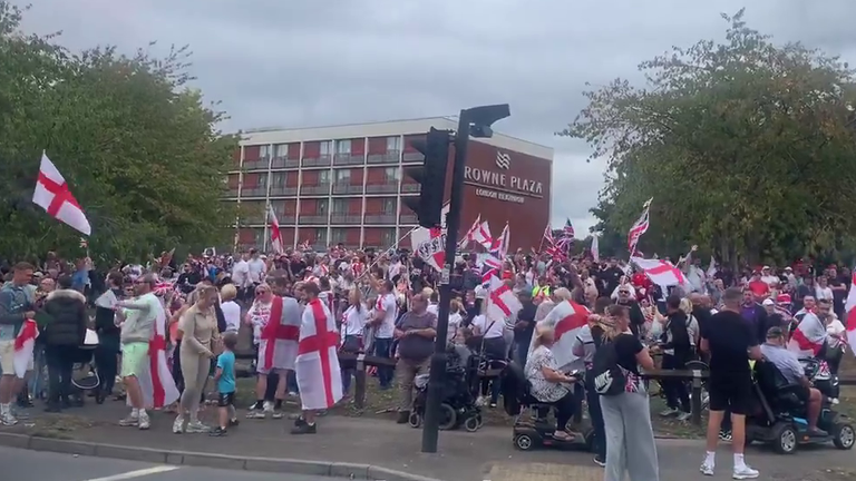 Protestující před hotelem Crowne Plaza v West Drayton. PIC: @QPR_EMMA