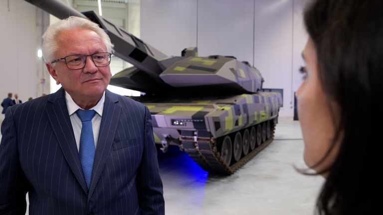 Korespondent Sky News Siobhan Robbins hovoří s generálním ředitelem Rheinmetall Arminem Papperger