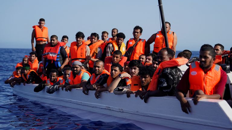 V červenci migranti na člunu ze skleněných vláken u pobřeží Lampedusa. Pic: Reuters