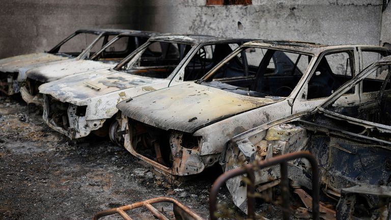 Spálené auta poblíž Saint-Laurent-de-La-Cabrerisse, jižní Francie. Pic: Ap
