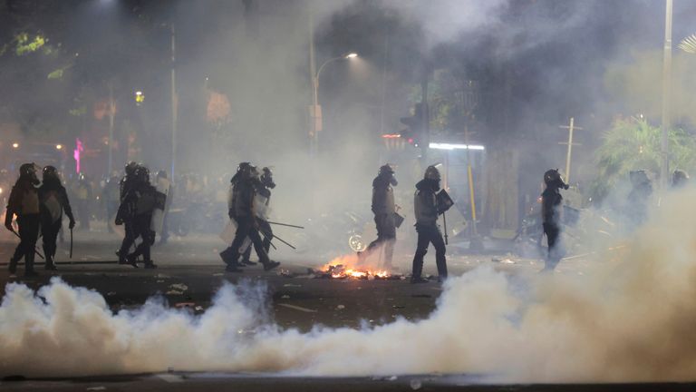 Policisté chodí uprostřed slzného plynu. Pic: Ap/Trisnadi
