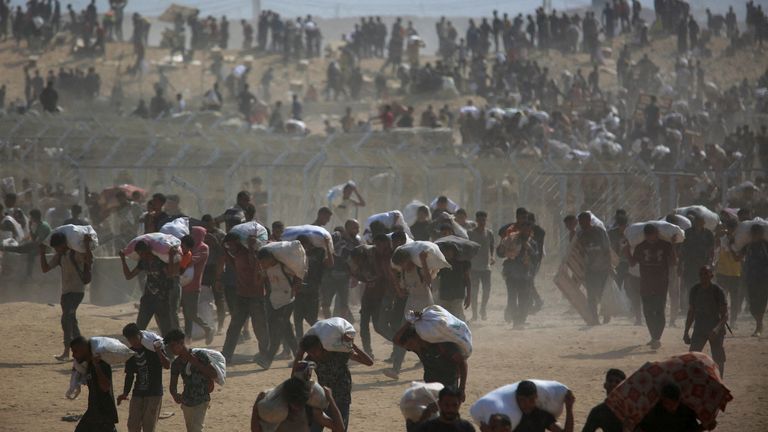 Palestinci nesou pomocní zásoby. Pic: Reuters