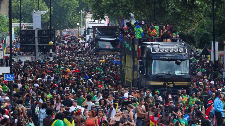 Revelers se účastní karnevalu Notting Hill v Londýně. Pic: Reuters 