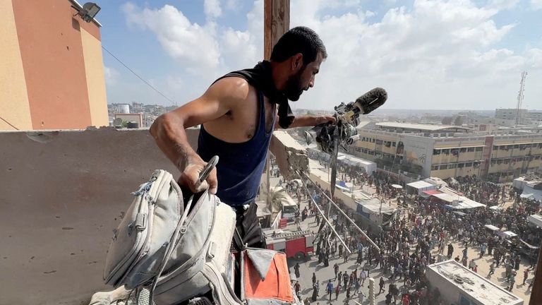 Muž drží vybavení používané palestinským kameramanem Hussamem Al Masrim. Pic: Reuters
