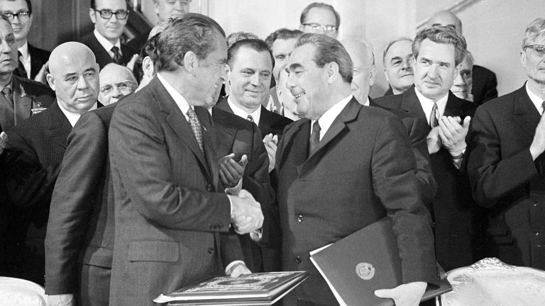 Prezident Nixon a Leonid Brezhnev po podpisu dohody o strategickém omezení zbraní v Kremlu v roce 1972. Obrázek: AP