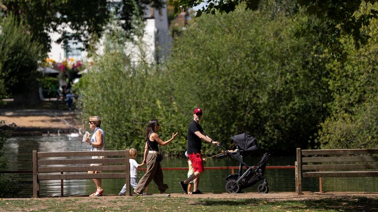 Lidé si užívají počasí v Barnesovi v pondělí. Pic: Pa
