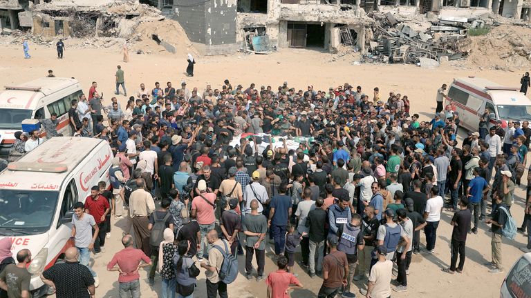 Smutek se účastní pohřbu novinářů Al Jazeera. Pic: Reuters