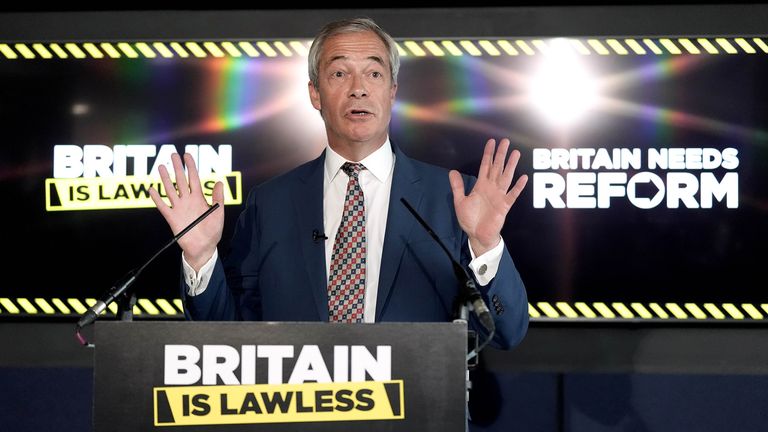 Vedoucí strany reformy Nigel Farage hovoří během tiskové konference ve Westminsteru.  Pic: Pa