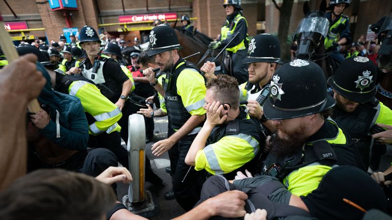 Policisté šoufou s demonstranty během protestů v Castle Park v Bristolu. Pic: Pa