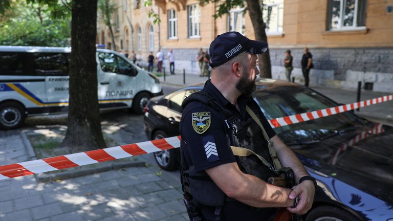 Útočník byl údajně oblečen jako jezdec doručení. Pic: Reuters