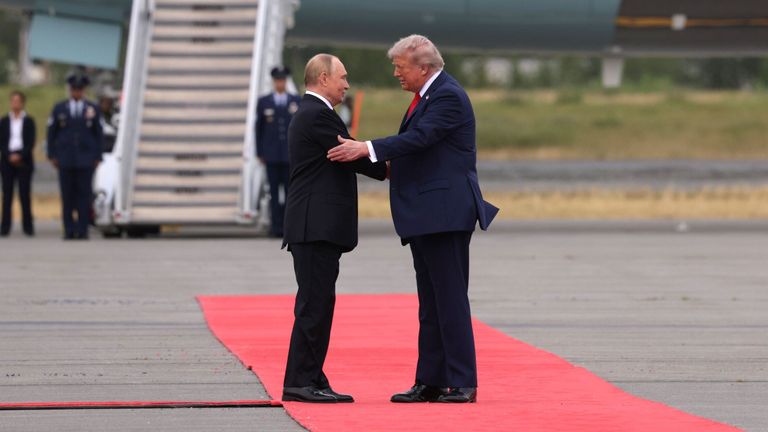 Pan Putin a pan Trump se navzájem pozdraví na červeném koberci na Aljašce. Obrázek: Gavriil Grigorov/Sputnik/Pool/EPA/SHUTTERTSTOCK