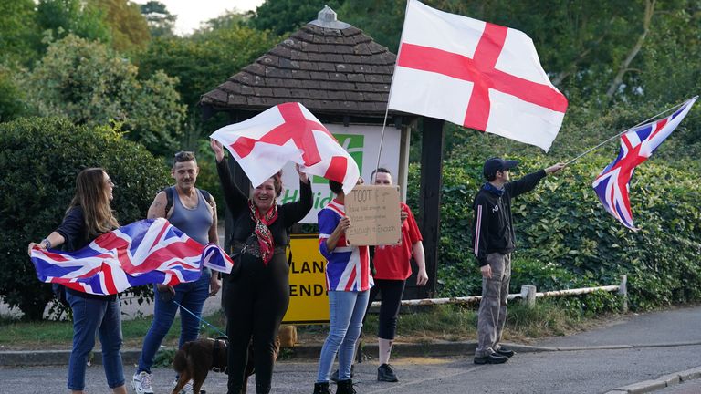 Demonstranti mimo Holiday Inn Central, Ashford, Kent. Pic: Pa