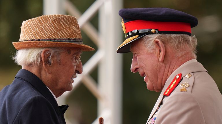 Král mluví s válečným veteránem Yavarem Abbásem. Pic: Pa