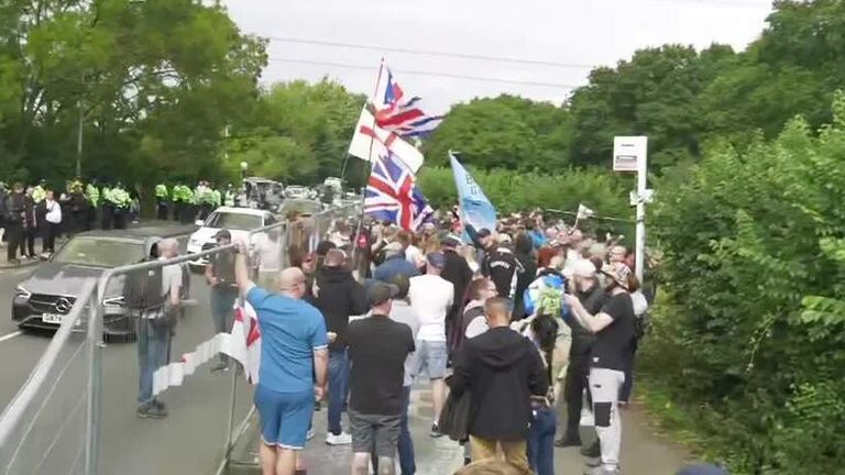 Protesty mimo hotel Bell v Eppingu
