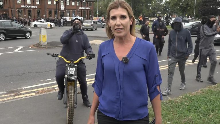 Protestující se ukázali poté, co se slovo mezi muslimskou komunitou v Birminghamu rozšířilo, že krajní pravice plánovala protest ve městě.