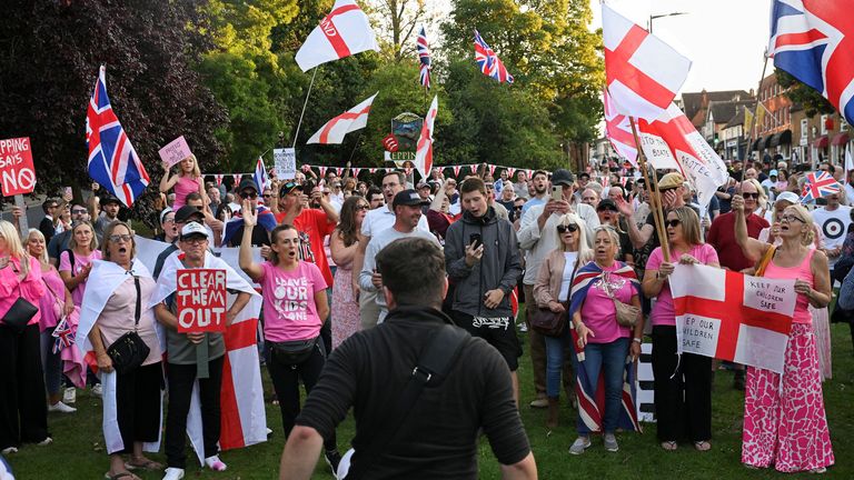 Demonstranti v Eppingu 8. srpna. Pic: Reuters